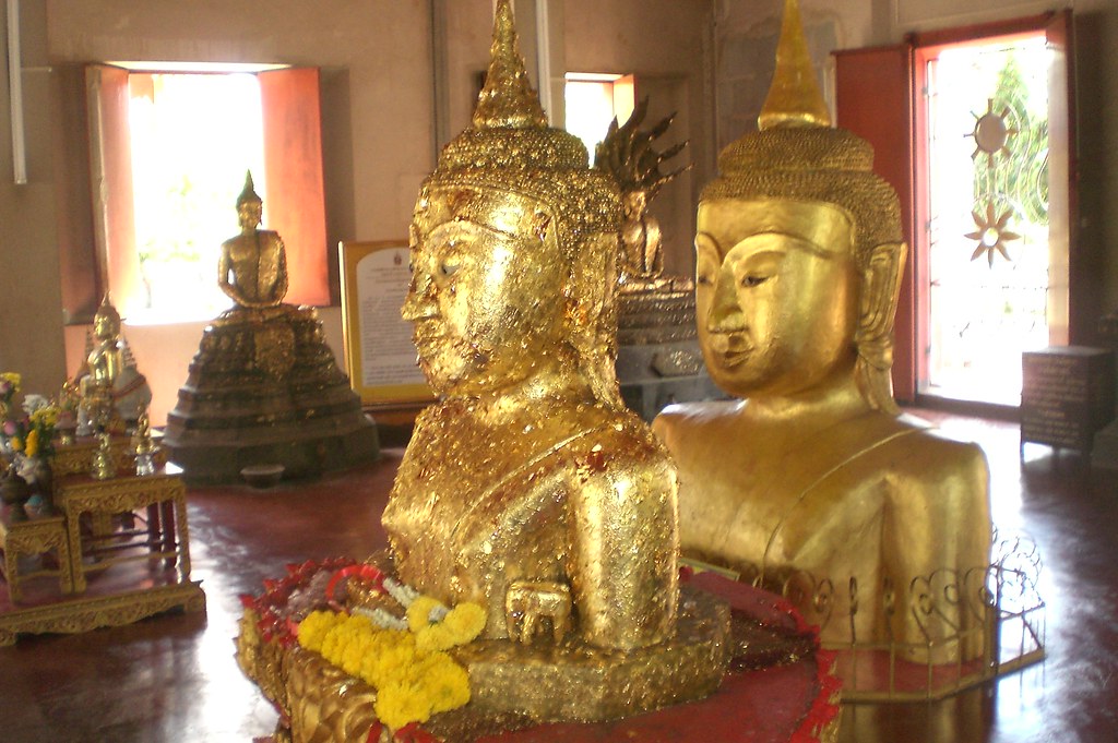 Die Geschichte des halb vergrabenen Buddha