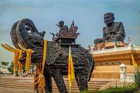 Die imposante Statue des Großen Luang Phor Thuad im Wat Hua Mongkol