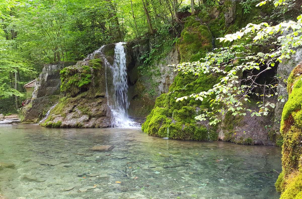 Erfrischen Sie sich an einem Wasserfall