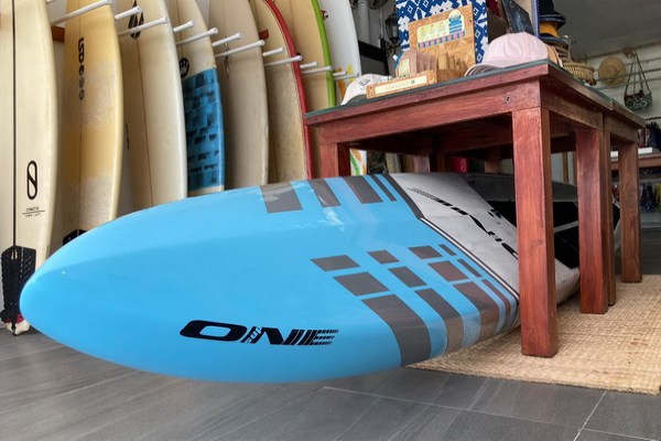 Kauf eines Surfboards in Phuket