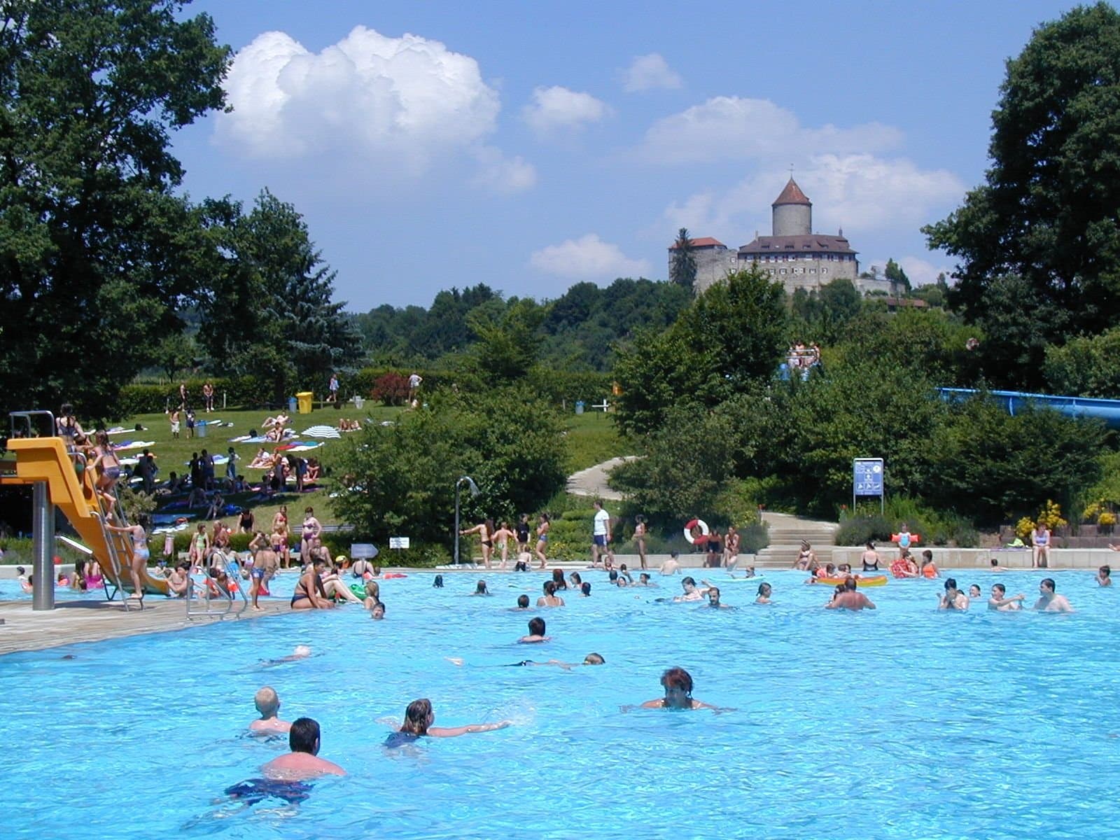 Schwimmen in einem Mineral-Schwimmbad