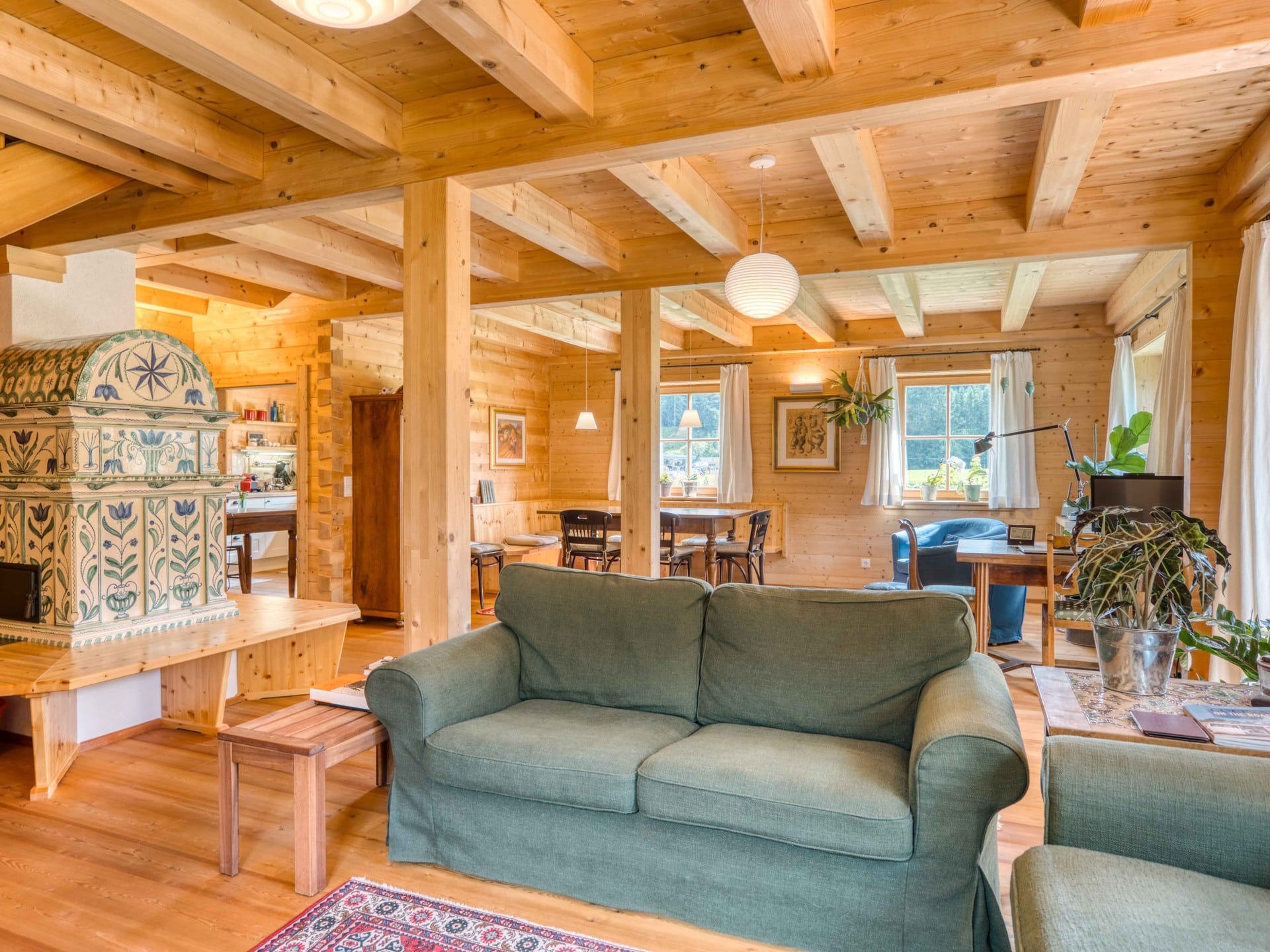 Traditionelles Holzhaus mit Bergblick