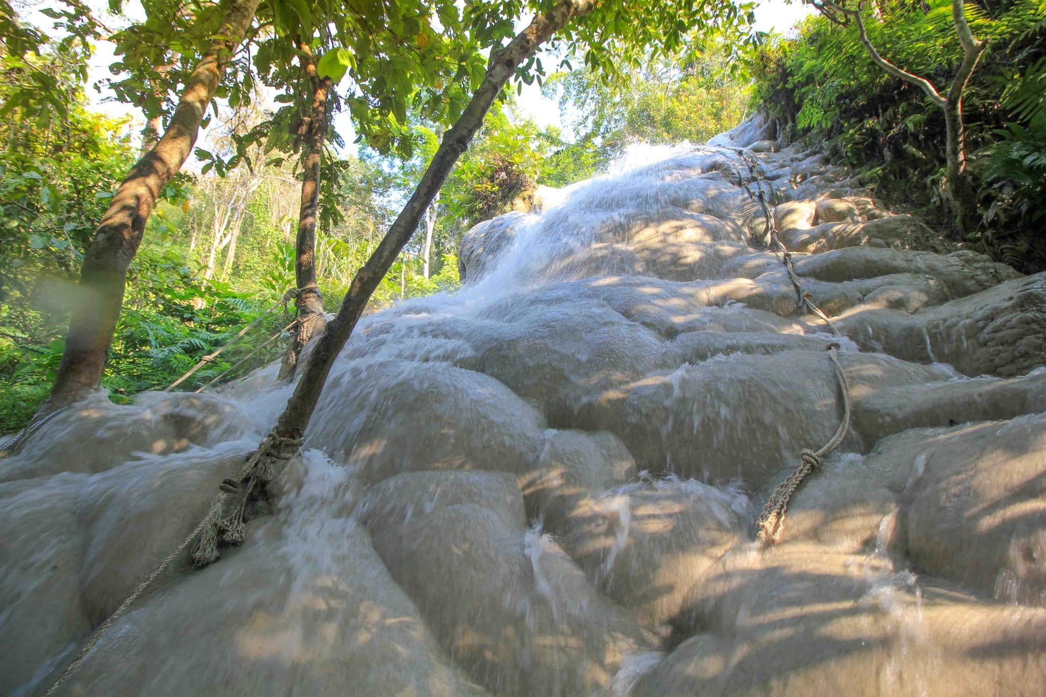 Warum wird der Bua Tong Wasserfall auch klebriger Wasserfall genannt