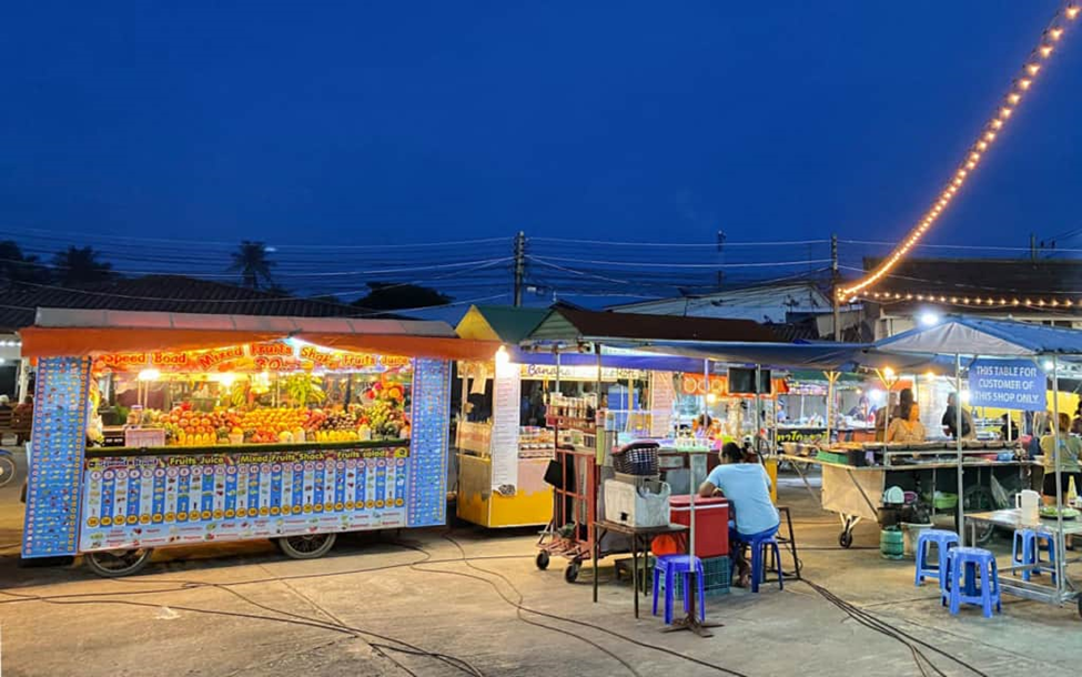 Offener Lebensmittelstand auf dem Chaloklum-Markt