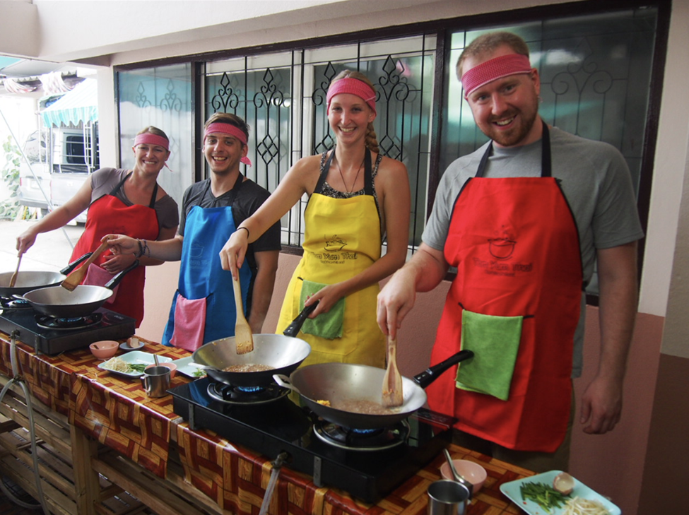 Eine Gruppe von Leuten, die kochen